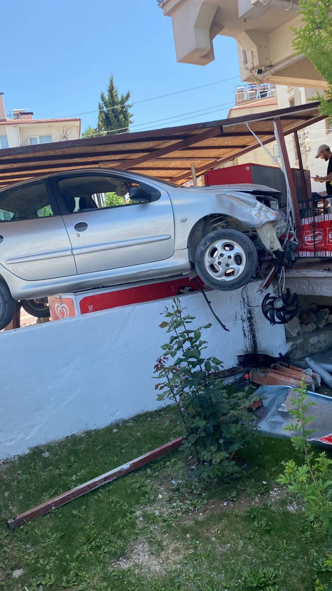 Markete dondurma almaya gidenler şaşkına döndü! Kaza yapan araç, buzdolabının üstüne kondu 7